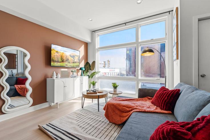 Elegant gestaltetes Wohnzimmer mit moderner Einrichtung in einer Wohnung im Building North Broad Street - airvevo-getaways - 1346820 in Philadelphia, Philadelphia