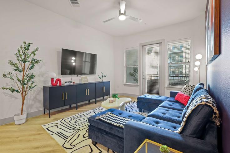 Salle de séjour élégante avec mobilier moderne dans un appartement à Building Montfort Drive - airvevo-getaways - 1346817 à Dallas, Dallas