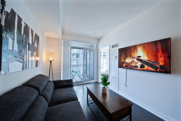 Sala de estar elegantemente projetada com móveis modernos em um apartamento no Building Puente de Luz - aj-properties - 1473066 em Old Toronto, Toronto