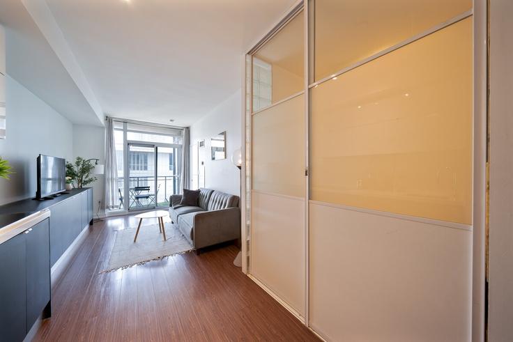 Sala de estar elegantemente projetada com móveis modernos em um apartamento no Building Iceboat Terrace - aj-properties - 1473069 em Old Toronto, Toronto