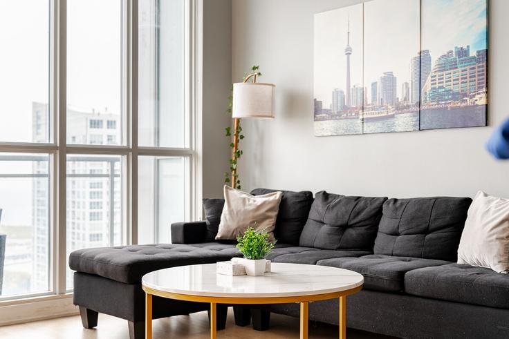 Old Toronto, Toronto에 위치한 Building Dan Leckie Way - aj-properties - 1543151 유닛의 세련된 인테리어가 돋보이는 거실 Old Toronto, Toronto에 위치한 Building Dan Leckie Way - aj-properties - 1543151 유닛의 세련된 인테리어가 돋보이는 거실