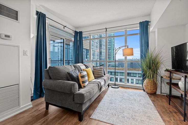 Old Toronto, Toronto에 위치한 Building Dan Leckie Way - aj-properties - 1541564 유닛의 세련된 인테리어가 돋보이는 거실