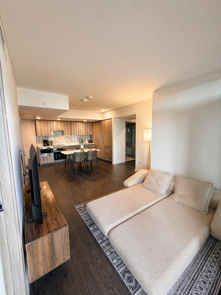 Sala de estar elegantemente projetada com móveis modernos em um apartamento no Building Navy Wharf Court - aj-properties - 1525098 em Old Toronto, Toronto
