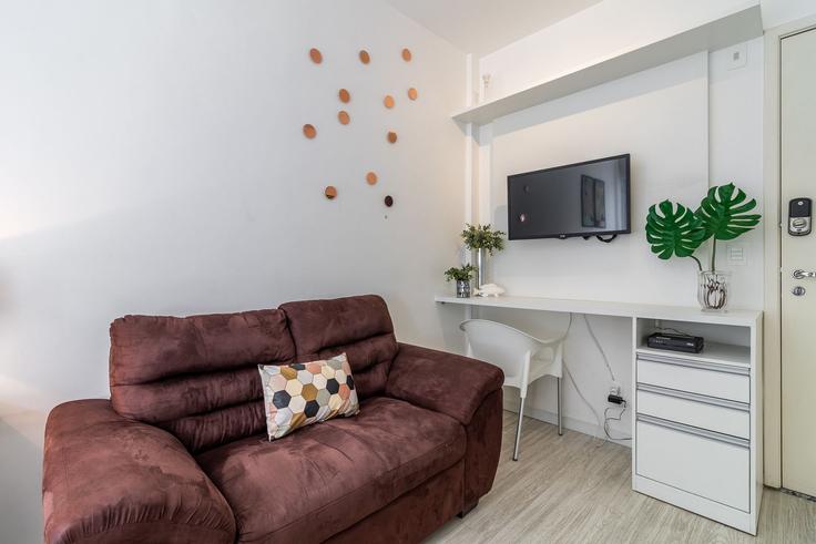 Elegante sala de estar con mobiliario moderno en un apartamento en Building Avenida Nove de Julho - akile-homes - 1459308 en Consolação, São Paulo