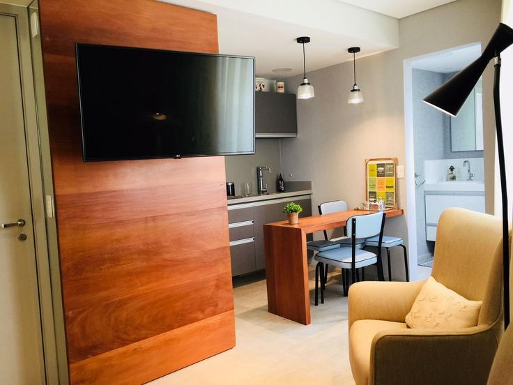 Elegante sala de estar con mobiliario moderno en un apartamento en Building Avenida Nove de Julho - akile-homes - 1459297 en Consolação, São Paulo Elegante sala de estar con mobiliario moderno en un apartamento en Building Avenida Nove de Julho - akile-homes - 1459297 en Consolação, São Paulo