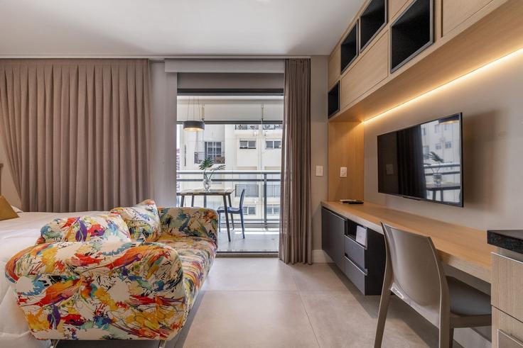 Elegante sala de estar con mobiliario moderno en un apartamento en Building Rua Paulistânia - akile-homes - 1459344 en Sumarezinho, São Paulo