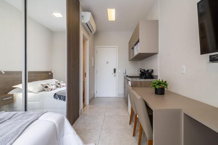 Building Avenida Senador Queirós - akile-homes - 1459307 adresindeki bir dairede modern mobilyalarla zarif bir şekilde tasarlanmış oturma odası Centro Histórico de São Paulo, São Paulo