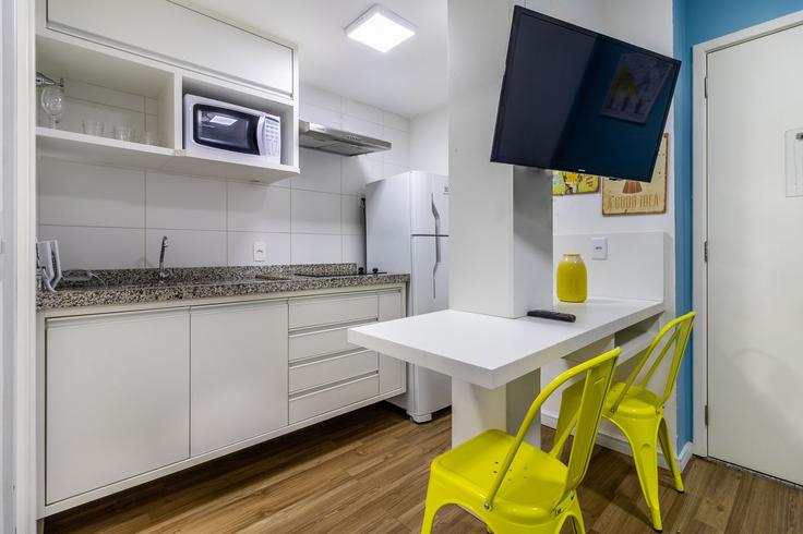 Cocina funcional y elegante con equipamiento de alta gama en un apartamento de lujo en Building Avenida Nove de Julho - akile-homes - 1459304 en Consolação, São Paulo