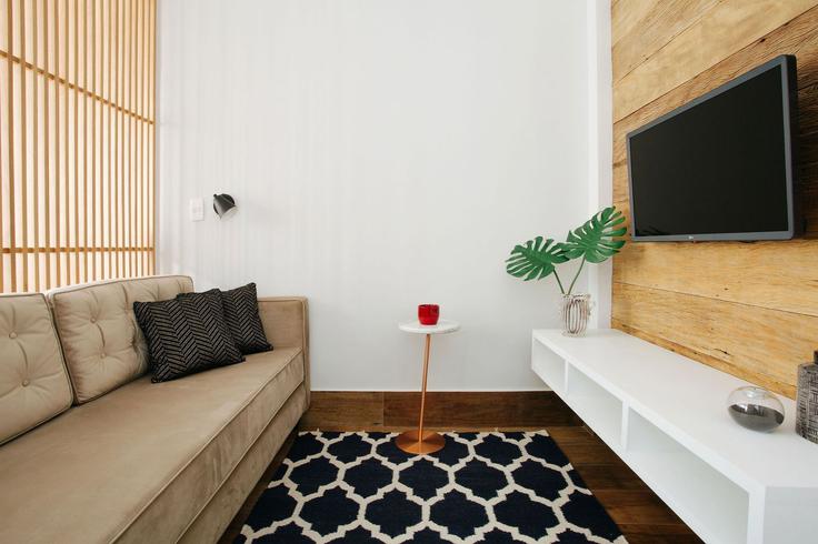 Elegante sala de estar con mobiliario moderno en un apartamento en Building Avenida Nove de Julho - akile-homes - 1459313 en Consolação, São Paulo