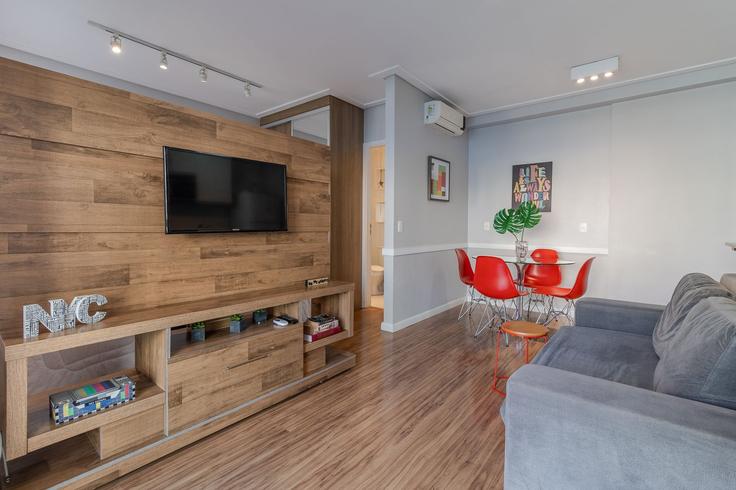 Sala de estar elegantemente projetada com móveis modernos em um apartamento no Building Rua Carlos Sampaio - akile-homes - 1459289 em Bela Vista, São Paulo