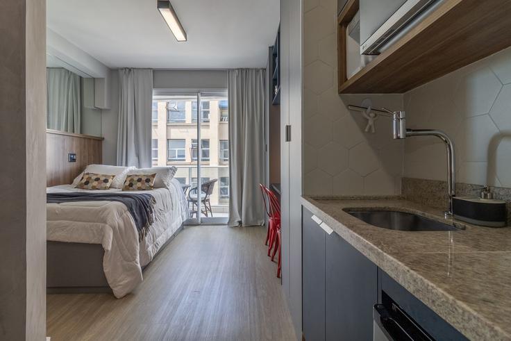 Elegant gestaltetes Wohnzimmer mit moderner Einrichtung in einer Wohnung im Building Rua Washington Luís - akile-homes - 1459359 in Centro Histórico de São Paulo, São Paulo