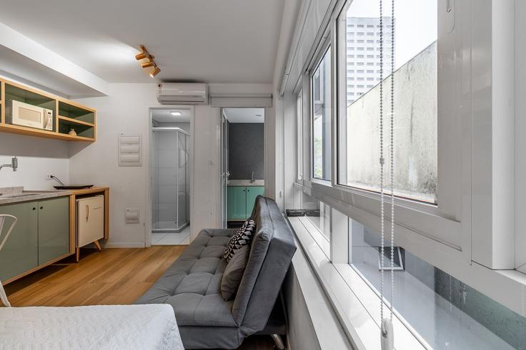 Elegante sala de estar con mobiliario moderno en un apartamento en Building Avenida Nove de Julho - akile-homes - 1459316 en Consolação, São Paulo Elegante sala de estar con mobiliario moderno en un apartamento en Building Avenida Nove de Julho - akile-homes - 1459316 en Consolação, São Paulo