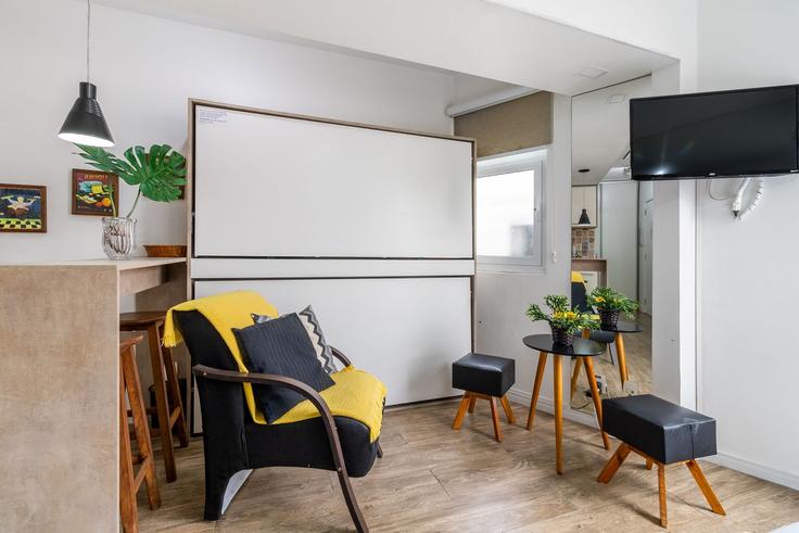 Elegante sala de estar con mobiliario moderno en un apartamento en Building Avenida Nove de Julho - akile-homes - 1459339 en Consolação, São Paulo