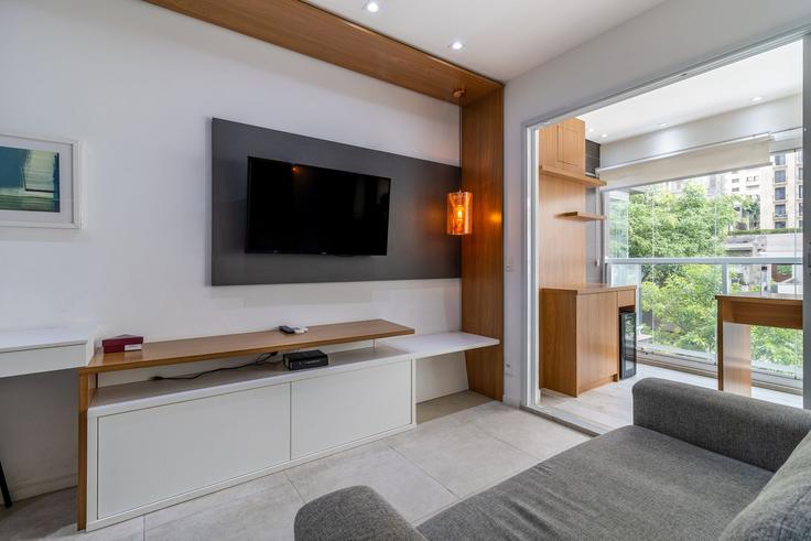 Elegante sala de estar con mobiliario moderno en un apartamento en Building Rua Augusta - akile-homes - 1459310 en Consolação, São Paulo Elegante sala de estar con mobiliario moderno en un apartamento en Building Rua Augusta - akile-homes - 1459310 en Consolação, São Paulo