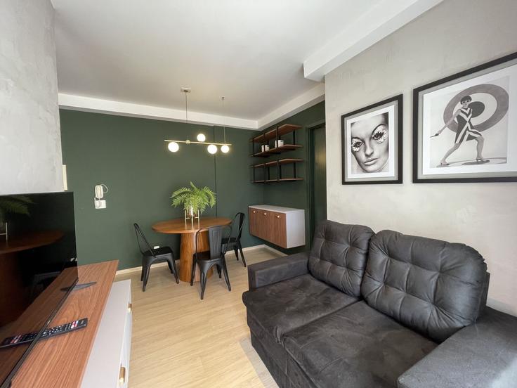 Elegant gestaltetes Wohnzimmer mit moderner Einrichtung in einer Wohnung im Building Rua Augusta - akile-homes - 1459338 in Consolação, São Paulo