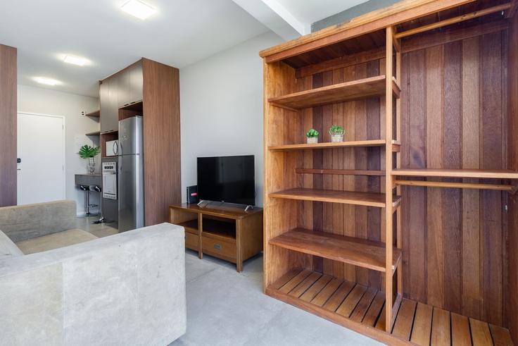 Elegant gestaltetes Wohnzimmer mit moderner Einrichtung in einer Wohnung im Building Rua Gravataí - akile-homes - 1459366 in Consolação, São Paulo