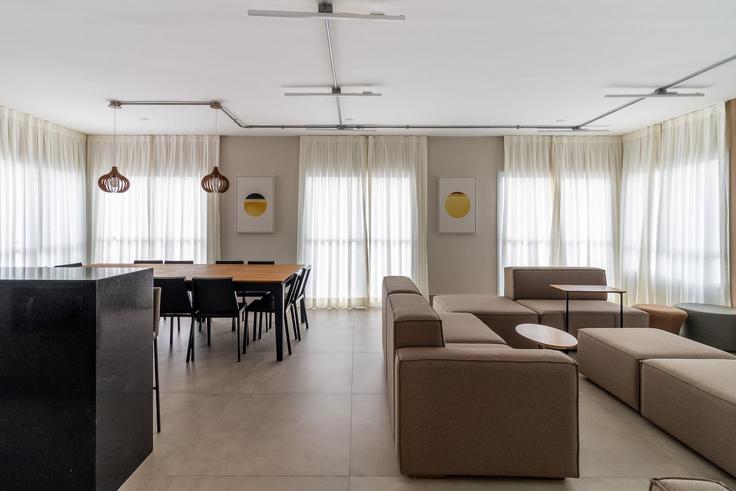 Sala de estar elegantemente projetada com móveis modernos em um apartamento no Building Rua Francisca Miquelina - akile-homes - 1459341 em Bela Vista, São Paulo