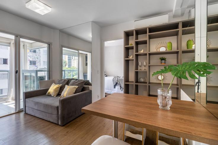 Elegant gestaltetes Wohnzimmer mit moderner Einrichtung in einer Wohnung im Building Rua Augusta - akile-homes - 1459337 in Consolação, São Paulo