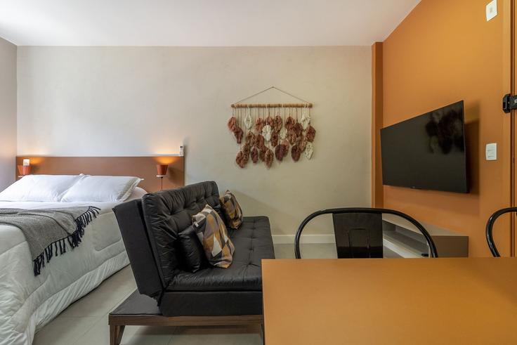 Elegant gestaltetes Wohnzimmer mit moderner Einrichtung in einer Wohnung im Building Avenida Nove de Julho - akile-homes - 1459305 in Consolação, São Paulo