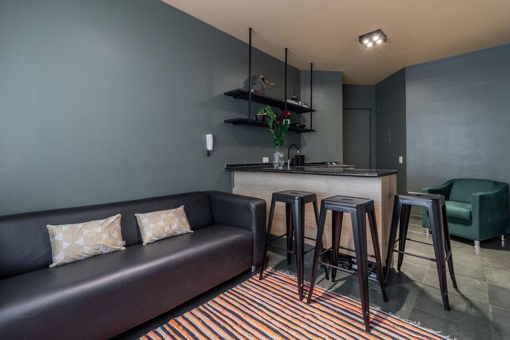 Elegant gestaltetes Wohnzimmer mit moderner Einrichtung in einer Wohnung im Building Rua Oscar Freire - akile-homes - 1459301 in Pinheiros, São Paulo