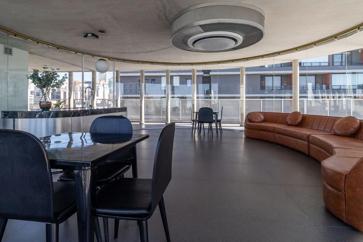 Sala de estar elegantemente projetada com móveis modernos em um apartamento no Building Rua Frei Caneca - akile-homes - 1459332 em Bela Vista, São Paulo