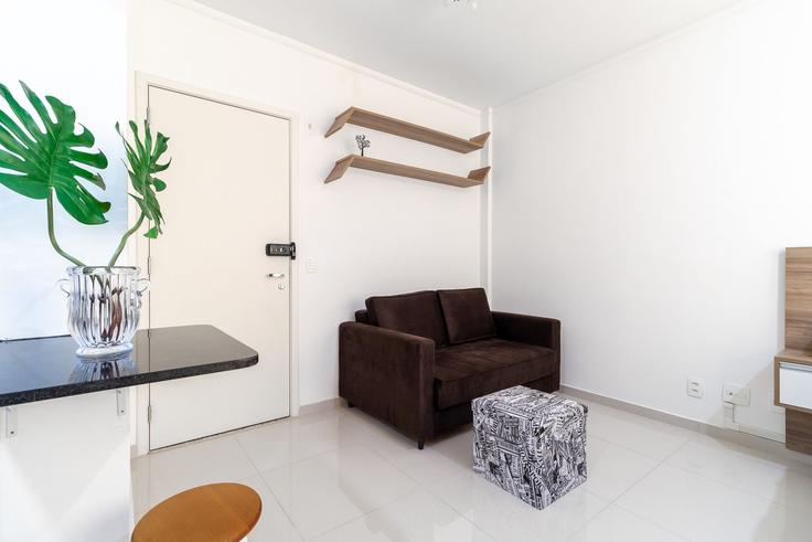 Elegant gestaltetes Wohnzimmer mit moderner Einrichtung in einer Wohnung im Building Avenida Nove de Julho - akile-homes - 1459295 in Consolação, São Paulo