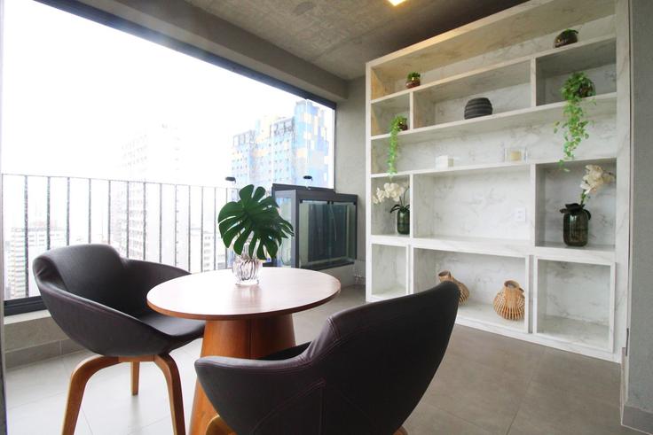 Elegante sala de estar con mobiliario moderno en un apartamento en Building Rua Doutor Melo Alves - akile-homes - 1459330 en Cerqueira César, São Paulo