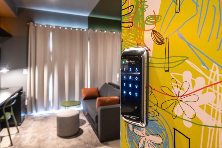 Elegante sala de estar con mobiliario moderno en un apartamento en Building Rua Augusta - akile-homes - 1459377 en Consolação, São Paulo