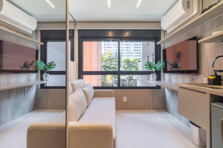 Elegante sala de estar con mobiliario moderno en un apartamento en Building Rua Doutor Melo Alves - akile-homes - 1459372 en Cerqueira César, São Paulo