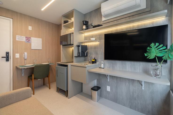 Elegante sala de estar con mobiliario moderno en un apartamento en Building Rua Doutor Melo Alves - akile-homes - 1459381 en Cerqueira César, São Paulo