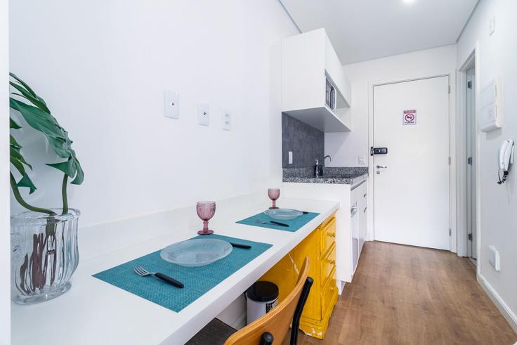 Cozinha funcional e elegante com equipamentos de última geração em apartamento de alto padrão no Building Rua Aguiar de Barros - akile-homes - 1459376 em Bela Vista, São Paulo