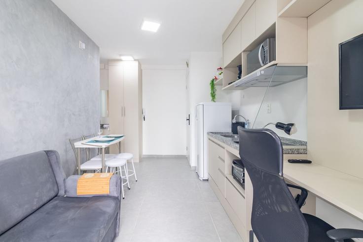 Pinheiros, São Paulo에 위치한 Building Rua Cardeal Arcoverde - akile-homes - 1503179 유닛의 세련된 인테리어가 돋보이는 거실