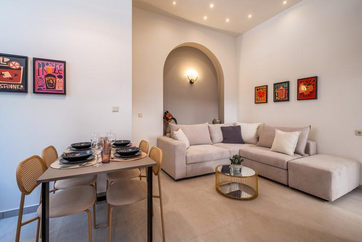 Athens PiraeusのBuilding Neorion - albaresidences - 1293247のアパートメントにある、モダンな家具を備えたエレガントなデザインのリビングルーム Athens PiraeusのBuilding Neorion - albaresidences - 1293247のアパートメントにある、モダンな家具を備えたエレガントなデザインのリビングルーム
