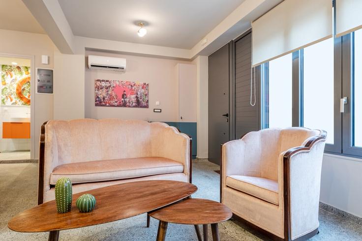 Elegante sala de estar con mobiliario moderno en un apartamento en Building Mavrovouniotou - albaresidences - 1293736 - ATH en Central Athens, Athens Elegante sala de estar con mobiliario moderno en un apartamento en Building Mavrovouniotou - albaresidences - 1293736 - ATH en Central Athens, Athens