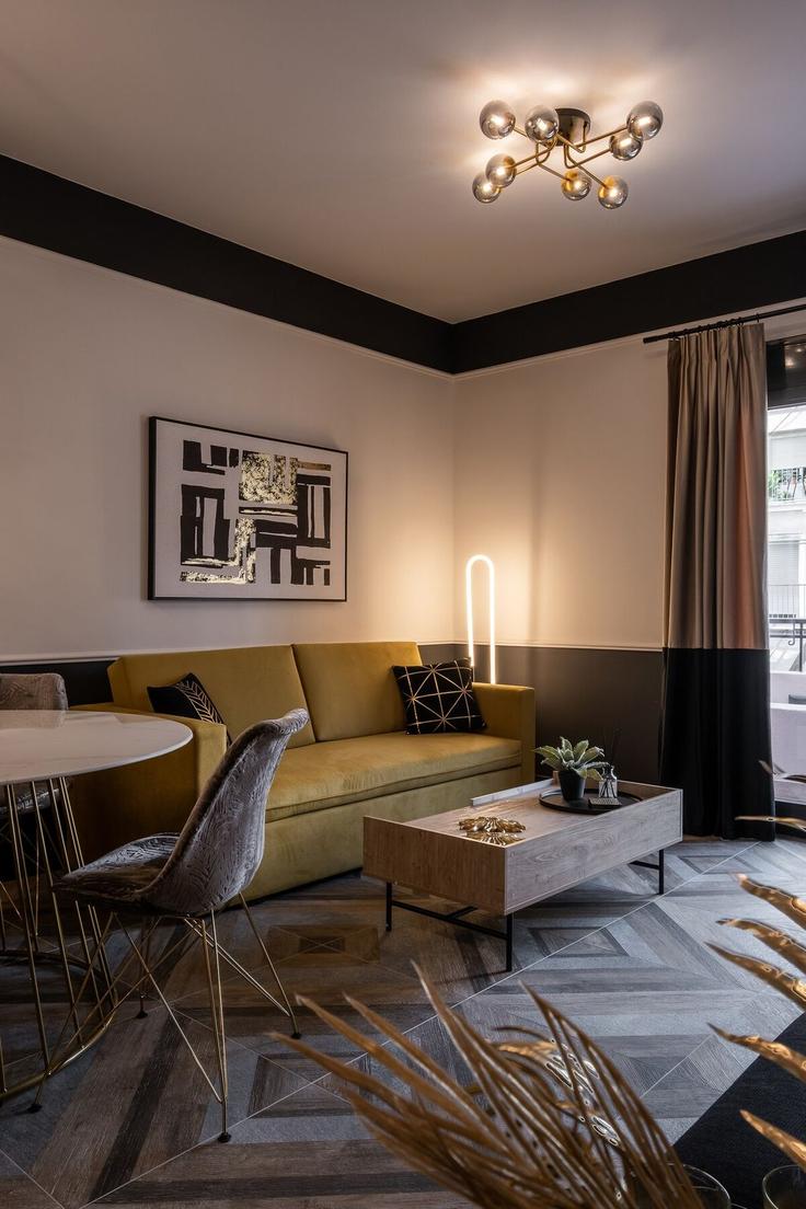 Elegante sala de estar con mobiliario moderno en un apartamento en Building Solomou - albaresidences - 1055208 - ATH en Central Athens, Athens