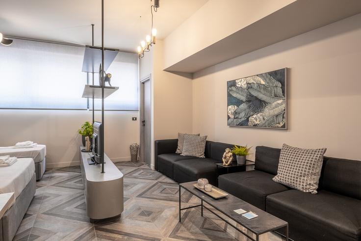 Sala de estar elegantemente projetada com móveis modernos em um apartamento no Building Solomou - albaresidences - 1055207 em Central Athens, Athens