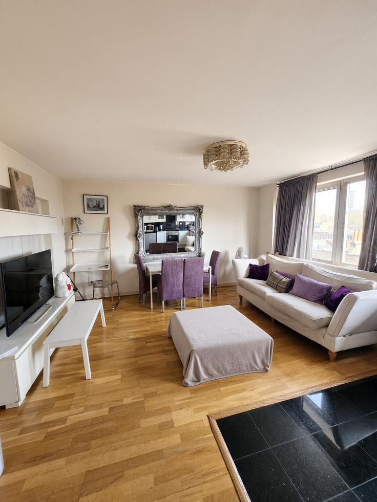 Elegante sala de estar con mobiliario moderno en un apartamento en Building Kendal Street - alesestate - 1647312 en City of Westminster, London