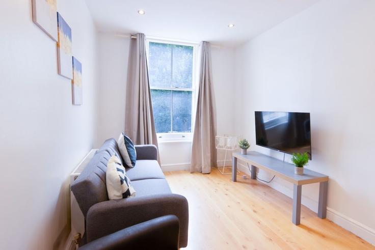 Salle de séjour élégante avec mobilier moderne dans un appartement à Building North End Road - alesestate - 1647259 à London Borough of Hammersmith and Fulham, London