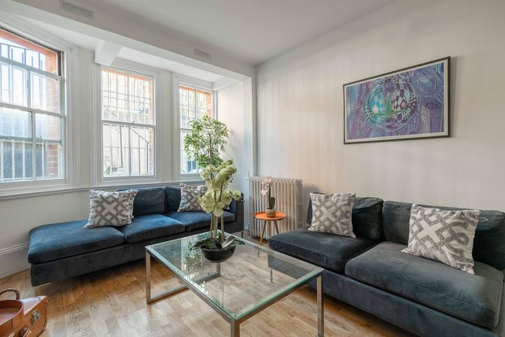 Royal Borough of Kensington and Chelsea, London에 위치한 Building Cadogan Square - alesestate - 1647302 유닛의 세련된 인테리어가 돋보이는 거실 Royal Borough of Kensington and Chelsea, London에 위치한 Building Cadogan Square - alesestate - 1647302 유닛의 세련된 인테리어가 돋보이는 거실
