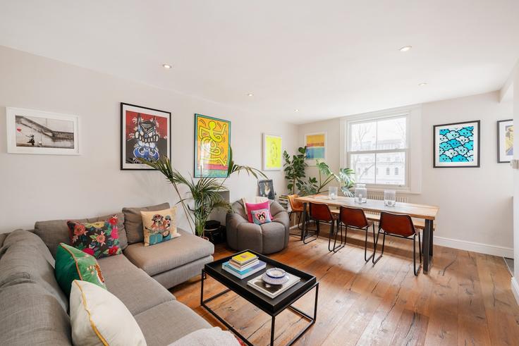 Elegant gestaltetes Wohnzimmer mit moderner Einrichtung in einer Wohnung im Building Ladbroke Gardens - alesestate - 1647289 in Royal Borough of Kensington and Chelsea, London
