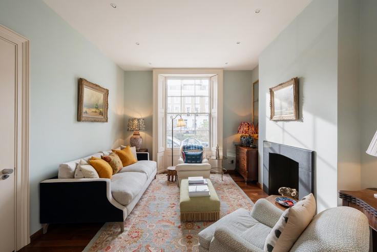 Elegante sala de estar con mobiliario moderno en un apartamento en Building Markham Square - alesestate - 1647274 en Royal Borough of Kensington and Chelsea, London Elegante sala de estar con mobiliario moderno en un apartamento en Building Markham Square - alesestate - 1647274 en Royal Borough of Kensington and Chelsea, London