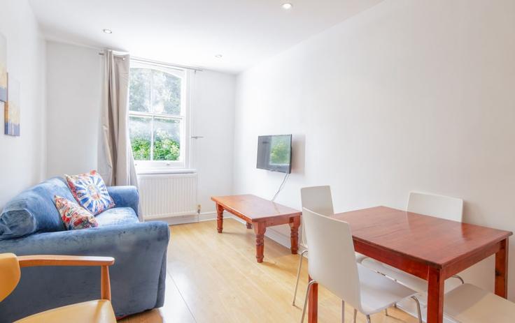 Salle de séjour élégante avec mobilier moderne dans un appartement à Building North End Road - alesestate - 1647278 à London Borough of Hammersmith and Fulham, London