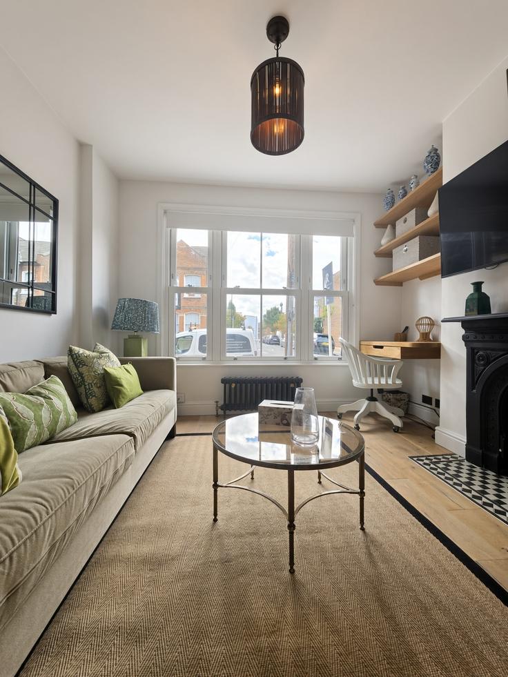 London Borough of Hammersmith and Fulham, London에 위치한 Building Hazlebury Road - alesestate - 1648756 유닛의 세련된 인테리어가 돋보이는 거실 London Borough of Hammersmith and Fulham, London에 위치한 Building Hazlebury Road - alesestate - 1648756 유닛의 세련된 인테리어가 돋보이는 거실