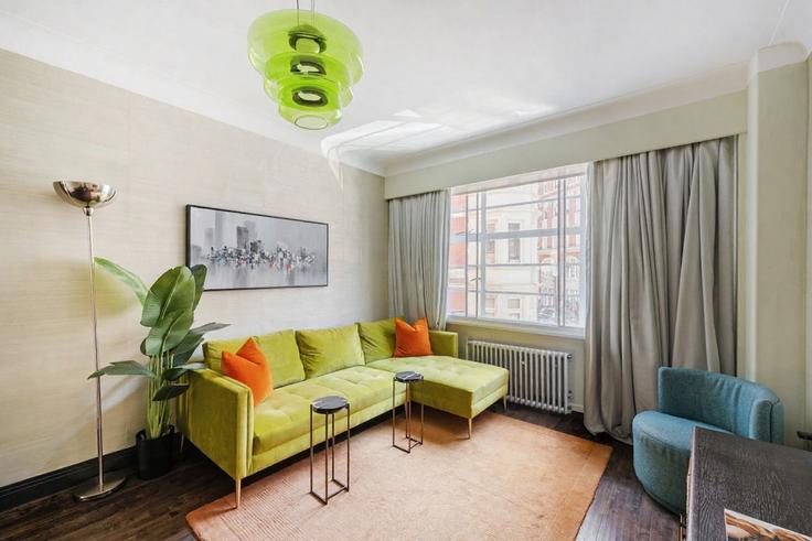 Sala de estar elegantemente projetada com móveis modernos em um apartamento no Building Sloane Street - alesestate - 1647284 em City of Westminster, London Sala de estar elegantemente projetada com móveis modernos em um apartamento no Building Sloane Street - alesestate - 1647284 em City of Westminster, London