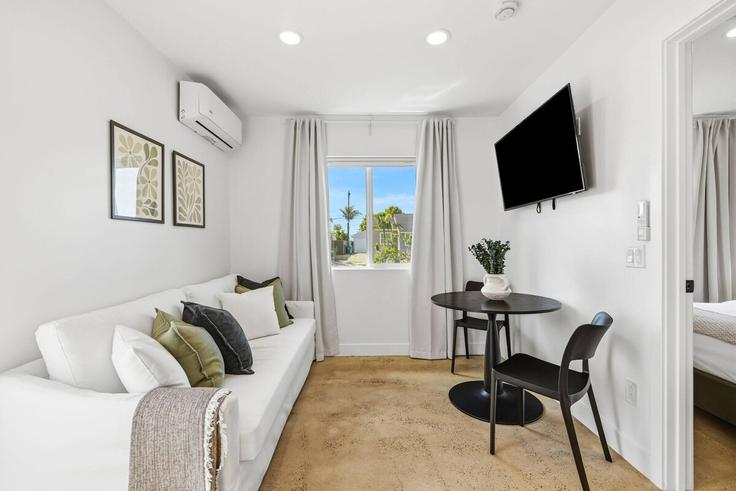Salle de séjour élégante avec mobilier moderne dans un appartement à Building Carthage Street - alexmastor - 1520345 à San Diego, San Diego