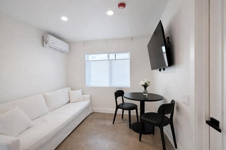 Sala de estar elegantemente projetada com móveis modernos em um apartamento no Building Carthage Street - alexmastor - 1520345 em San Diego, San Diego