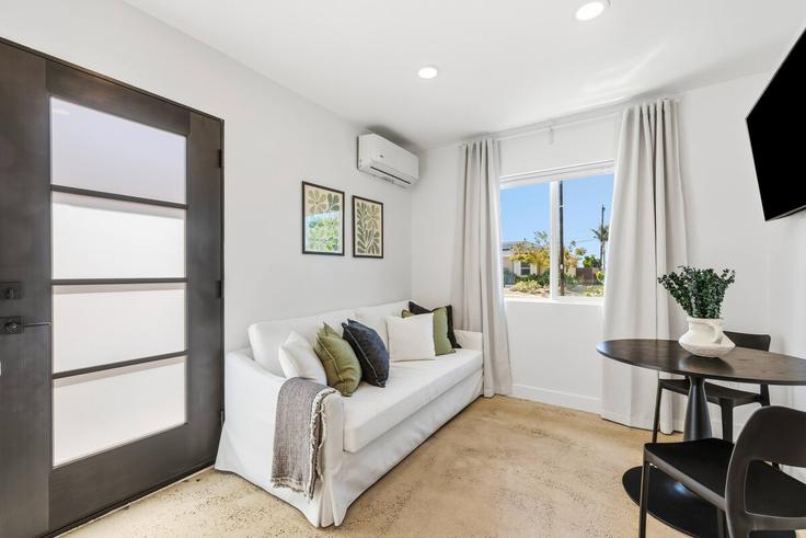 Sala de estar elegantemente projetada com móveis modernos em um apartamento no Building Birchwood Street - alexmastor - 1532066 em San Diego, San Diego