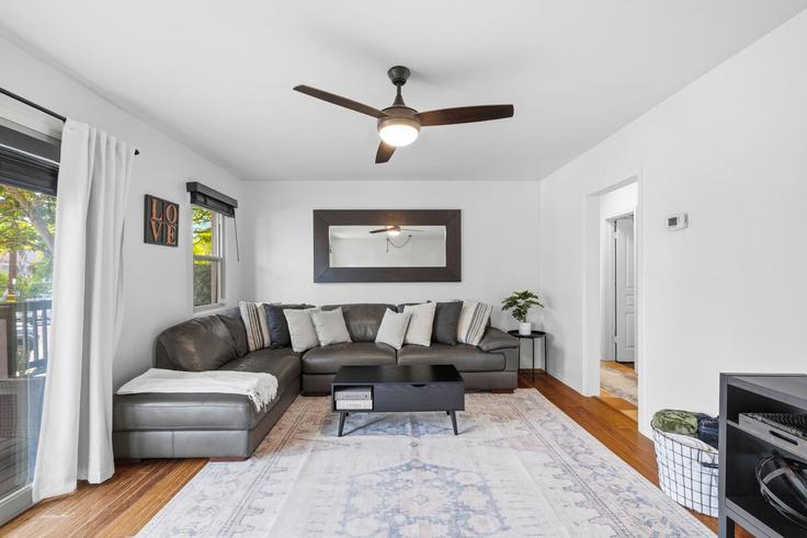 Sala de estar elegantemente projetada com móveis modernos em um apartamento no Building Apache Avenue - alexmastor - 1532842 em San Diego, San Diego