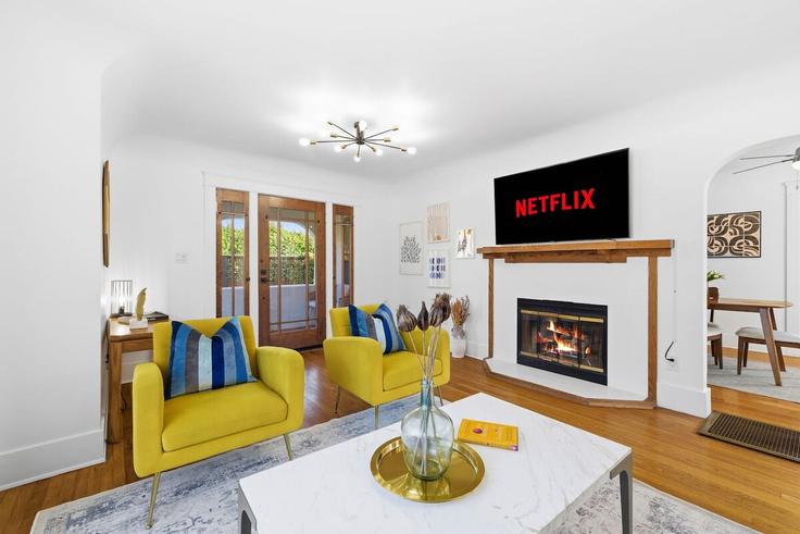 Building North Mountain View Drive - alexmastor - 1382146 adresindeki bir dairede modern mobilyalarla zarif bir şekilde tasarlanmış oturma odası San Diego, San Diego Building North Mountain View Drive - alexmastor - 1382146 adresindeki bir dairede modern mobilyalarla zarif bir şekilde tasarlanmış oturma odası San Diego, San Diego