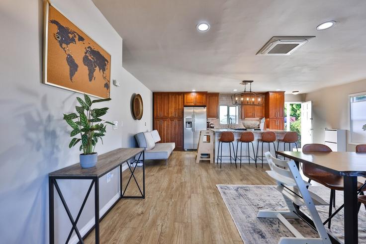 Salle de séjour élégante avec mobilier moderne dans un appartement à Building Carthage Street - alexmastor - 1382147 à San Diego, San Diego